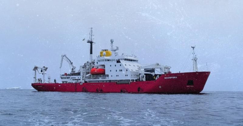 Флот науки і свободи: 4 роки тому над криголамом "Ноосфера" замайорів синьо-жовтий прапор