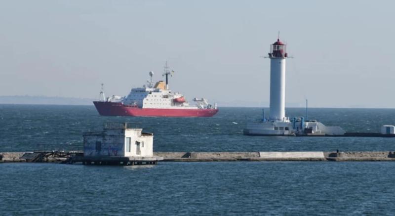 Флот науки і свободи: 4 роки тому над криголамом "Ноосфера" замайорів синьо-жовтий прапор