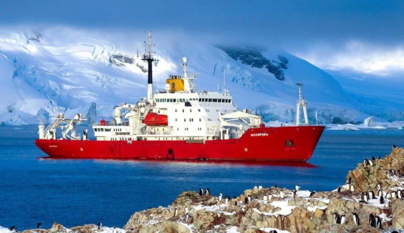 Флот науки і свободи: 4 роки тому над криголамом "Ноосфера" замайорів синьо-жовтий прапор