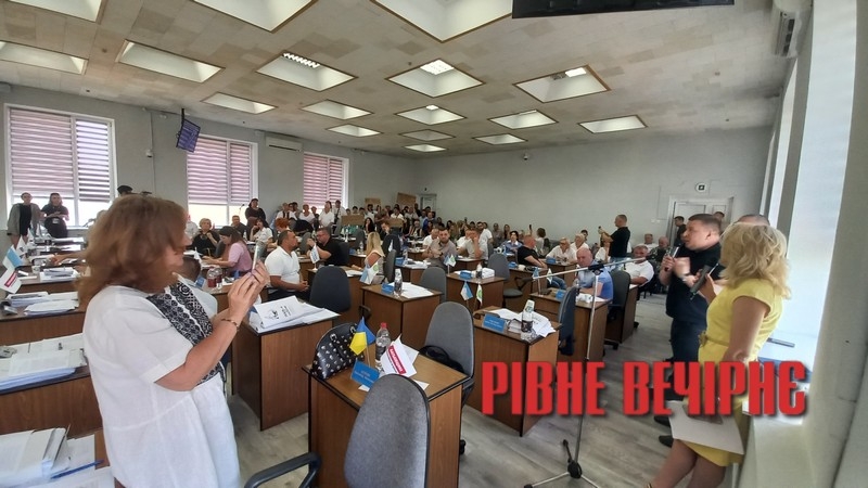 &laquo;Ганьба! Не все вирішують гроші!&raquo; - до депутатів Рівного прийшли десятки торговців з плакатами (ФОТО/ВІДЕО)