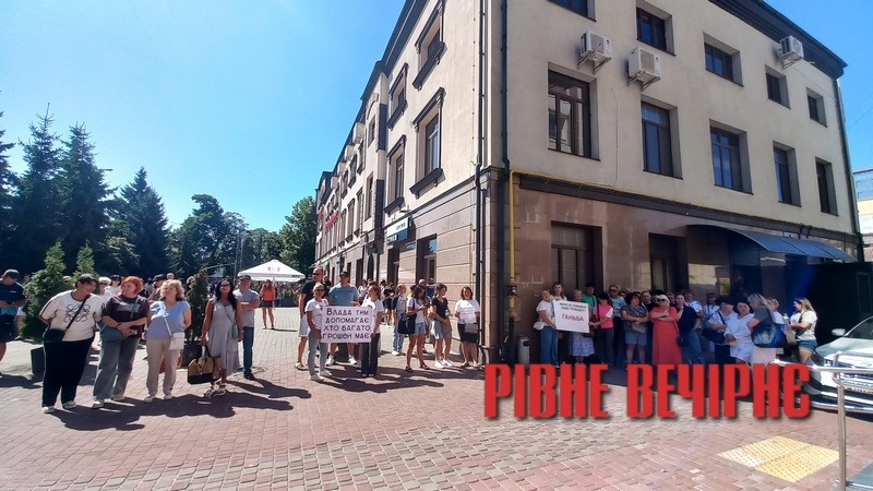 &laquo;Ганьба! Не все вирішують гроші!&raquo; - до депутатів Рівного прийшли десятки торговців з плакатами (ФОТО/ВІДЕО)