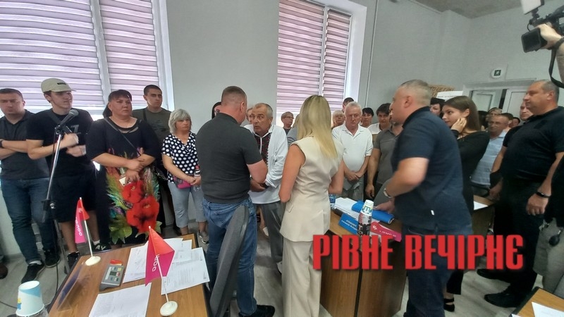 &laquo;Ганьба! Не все вирішують гроші!&raquo; - до депутатів Рівного прийшли десятки торговців з плакатами (ФОТО/ВІДЕО)