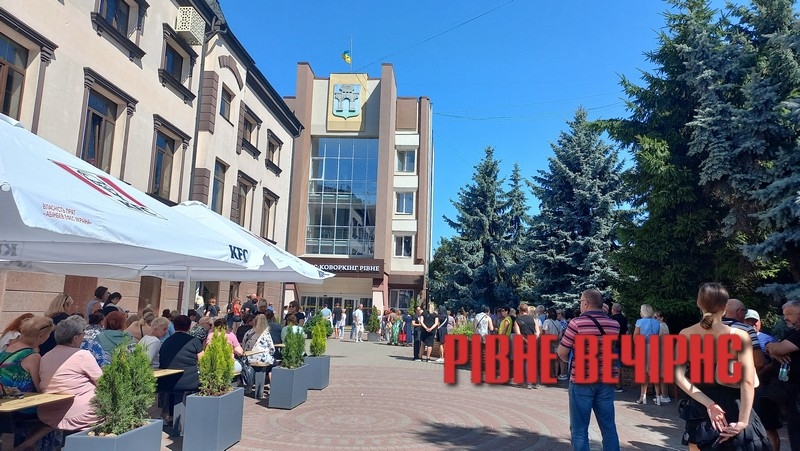 &laquo;Ганьба! Не все вирішують гроші!&raquo; - до депутатів Рівного прийшли десятки торговців з плакатами (ФОТО/ВІДЕО)