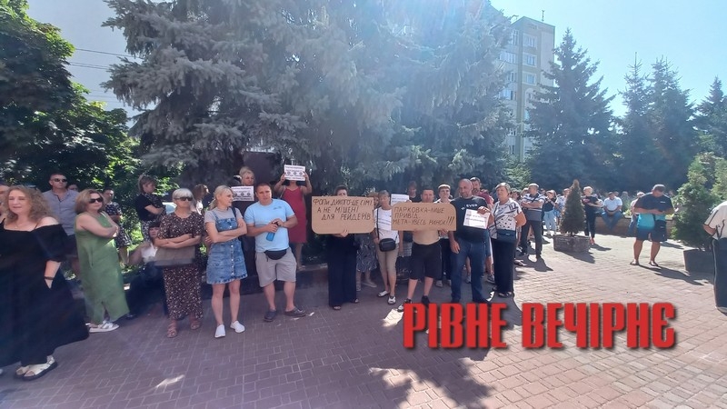 &laquo;Ганьба! Не все вирішують гроші!&raquo; - до депутатів Рівного прийшли десятки торговців з плакатами (ФОТО/ВІДЕО)