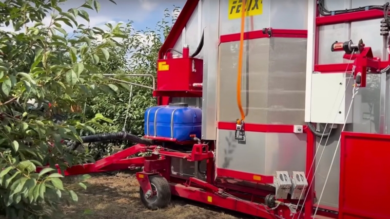 Комбайн для вишневого саду запрацював на Миколаївщині