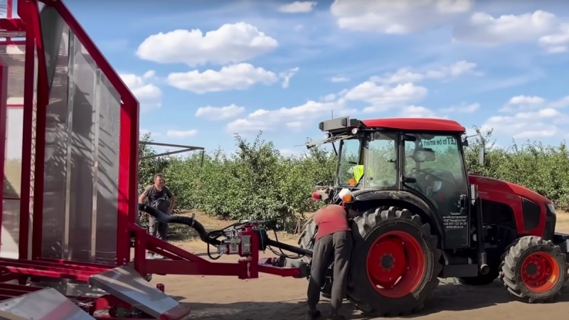 Комбайн для вишневого саду запрацював на Миколаївщині