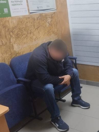 Конотопця, який ударив цеглиною чоловіка та забрав цінні речі, відправили під варту