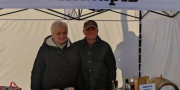 «Мусили цукор купувати, щоб бджоли не вмерли з голоду». Пасічник Богдан Лимар пояснив, чому цьогоріч мед подорожчав