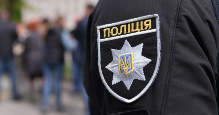 На центральній вулиці Луцька агресивний чоловік розпилив газ і кидався предметами