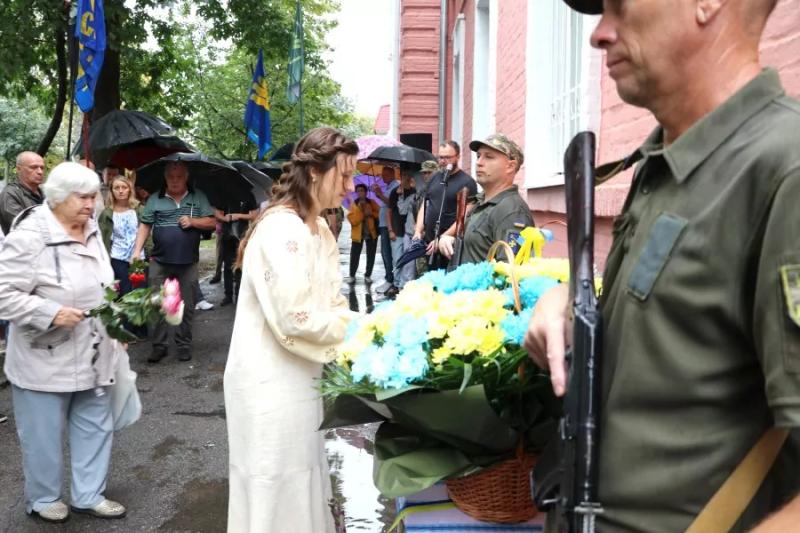 На школі в Полтаві відкрили меморіальну дошку Герою України Юліанові Матвійчуку