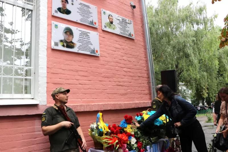 На школі в Полтаві відкрили меморіальну дошку Герою України Юліанові Матвійчуку
