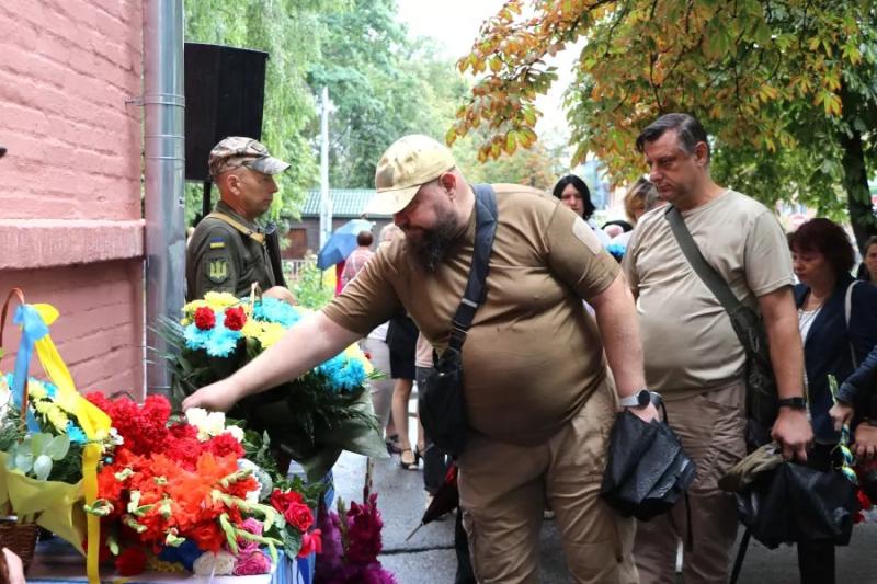 На школі в Полтаві відкрили меморіальну дошку Герою України Юліанові Матвійчуку