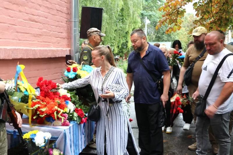 На школі в Полтаві відкрили меморіальну дошку Герою України Юліанові Матвійчуку