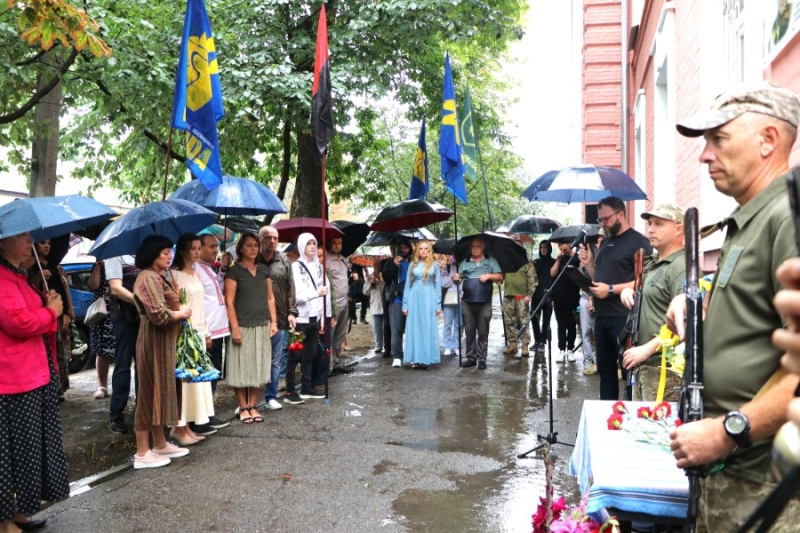 На школі в Полтаві відкрили меморіальну дошку Герою України Юліанові Матвійчуку