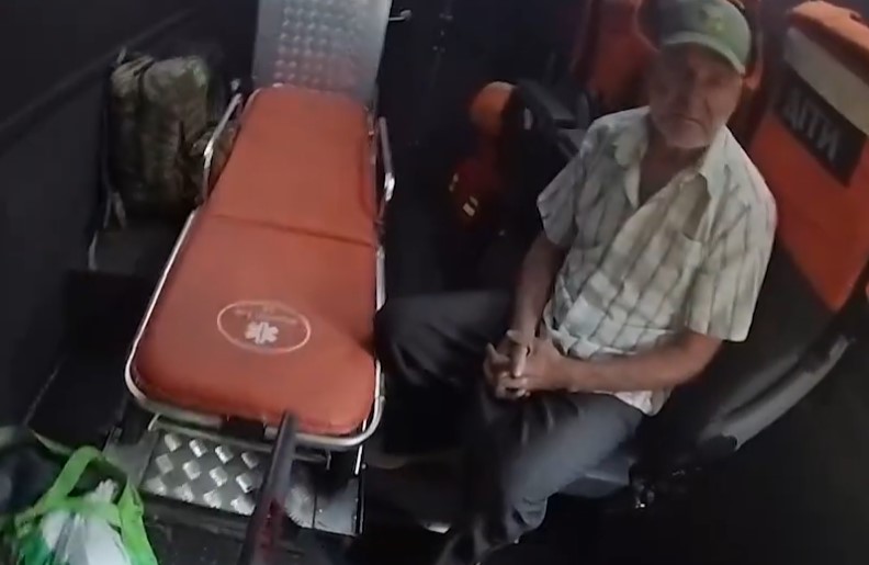 На Сумщині “Білі янголи” евакуювали чоловіка, який дивом вцілів після влучання ворожого снаряду в його будинок