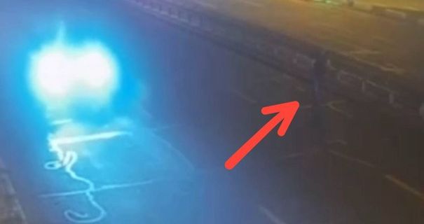 Один ніби як перебігав міст і загинув під колесами відразу кількох авто, а інший стрибнув з мосту у воду і зараз медики рятують йому життя