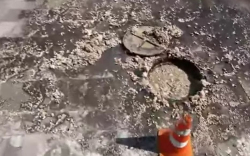 Однією з вулиць у центрі Дніпра розлилася річка із жиру: причини