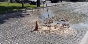 Однією з вулиць у центрі Дніпра розлилася річка із жиру: причини