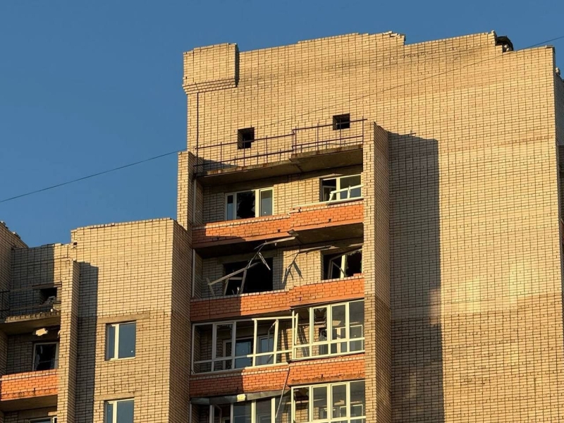 Пошкоджена багатоповерхівка та автівки внаслідок обстрілів Нікопольщини