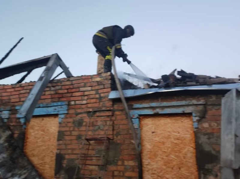 Пошкоджена багатоповерхівка та автівки внаслідок обстрілів Нікопольщини