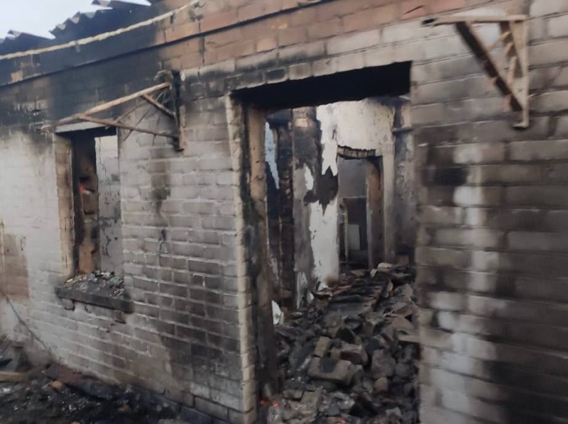 Пошкоджена багатоповерхівка та автівки внаслідок обстрілів Нікопольщини