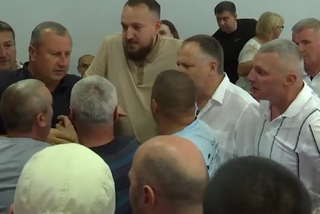 Рівненський депутат пояснив, чому головою бив протестувальників (ВІДЕО)