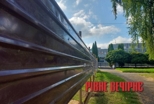 Рівнян заінтригував паркан, що «виріс» неподалік Лебединки