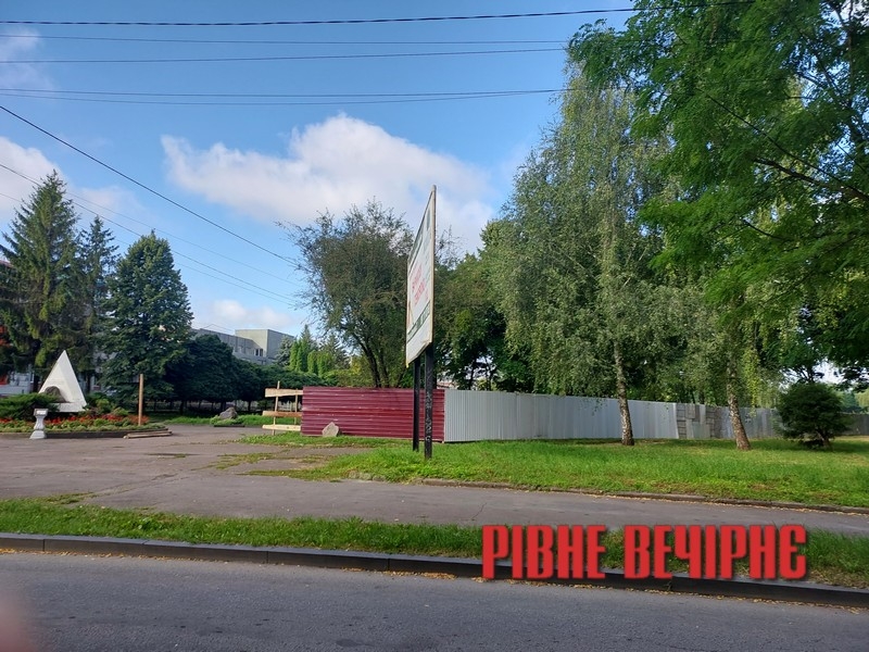 Рівнян заінтригував паркан, що «виріс» неподалік Лебединки