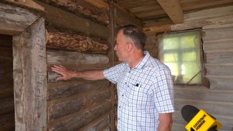 Сім`я лікарів з Рівненщини реставрує хату 1913 року й облаштовує садибу-музей