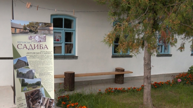 Сім`я лікарів з Рівненщини реставрує хату 1913 року й облаштовує садибу-музей