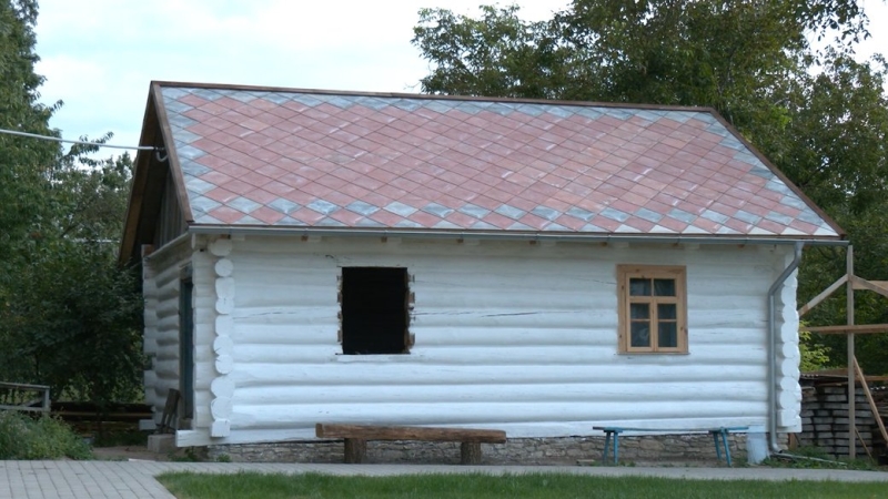 Сім`я лікарів з Рівненщини реставрує хату 1913 року й облаштовує садибу-музей
