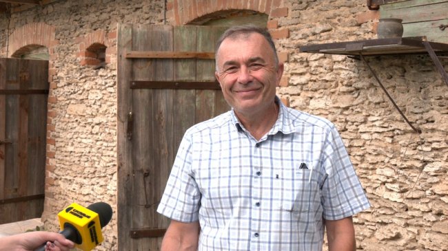 Сім`я лікарів з Рівненщини реставрує хату 1913 року й облаштовує садибу-музей