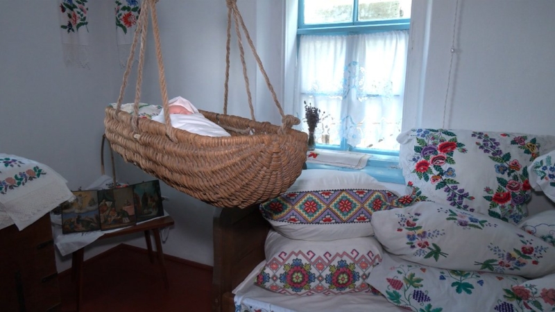 Сім`я лікарів з Рівненщини реставрує хату 1913 року й облаштовує садибу-музей