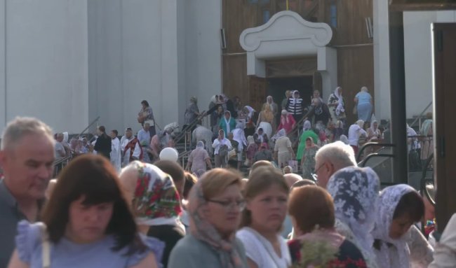 Сотні рівнян принесли кошики до Покровського собору (ВІДЕО)