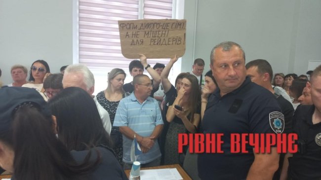 Торгівці хотіли силою затримати рівненських депутатів на сесії (ВІДЕО)