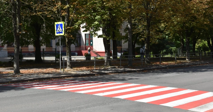 У Луцьку оновлюють дорожню розмітку біля шкіл