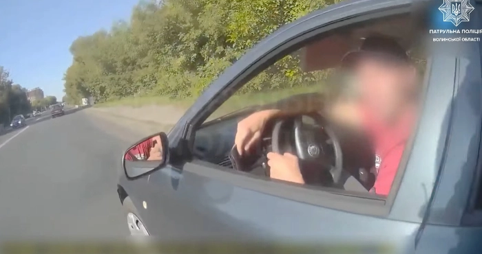 У Луцьку патрульні допомогли вагітній жінці доїхати до пологового