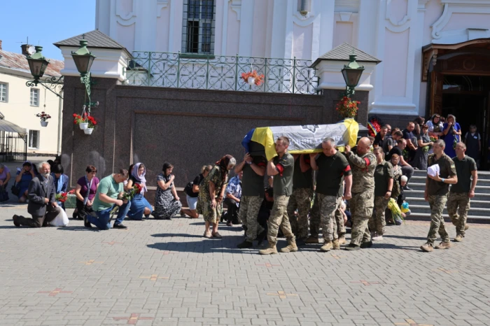 У Луцьку попрощалися із загиблим воїном Юрієм Васюком