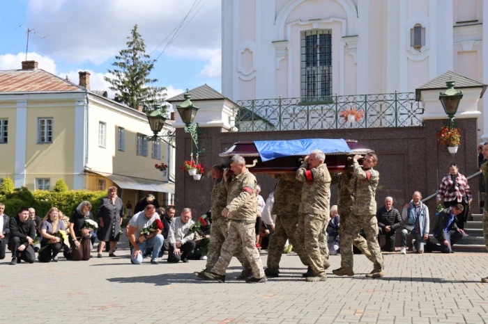 У Луцьку провели в останню путь Анатолія Гончаревича, який загинув на Донеччині