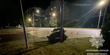 У Луцьку водій BMW в’їхав у світлофор. ФОТО