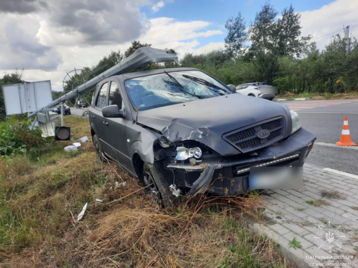 У Луцьку водій KIA зніс електроопору