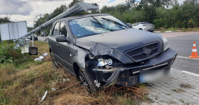 У Луцьку водій KIA зніс електроопору