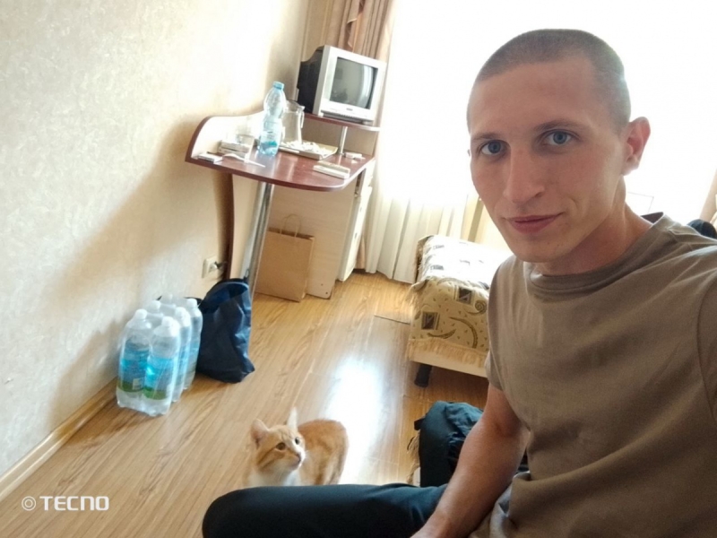 «У мене — кіт. Так, живий. Він теж із колонії»: Історія українського захисника, що звільнився в ході обміну з Макіївської колонії, і його кота