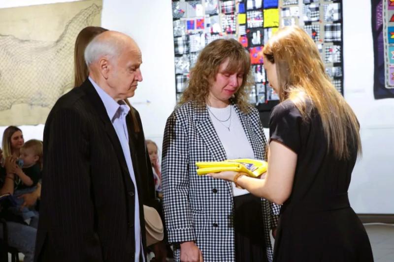 У Полтаві рідним полеглих Захисників і Захисниць передали відзнаки громади