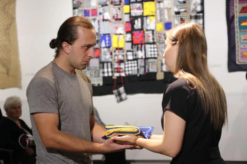 У Полтаві рідним полеглих Захисників і Захисниць передали відзнаки громади