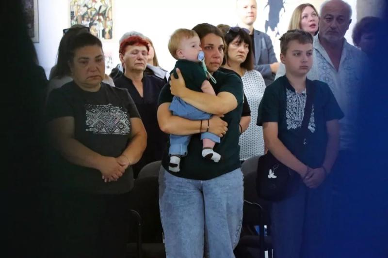 У Полтаві рідним полеглих Захисників і Захисниць передали відзнаки громади