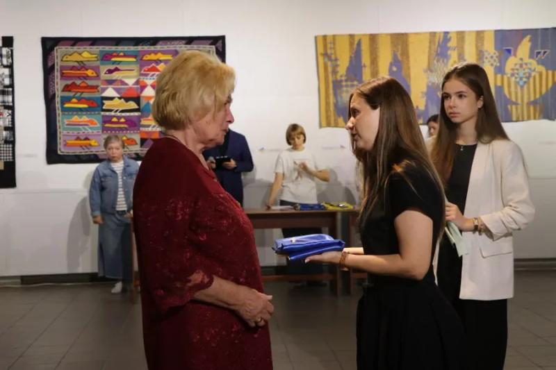 У Полтаві рідним полеглих Захисників і Захисниць передали відзнаки громади