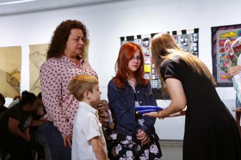 У Полтаві рідним полеглих Захисників і Захисниць передали відзнаки громади