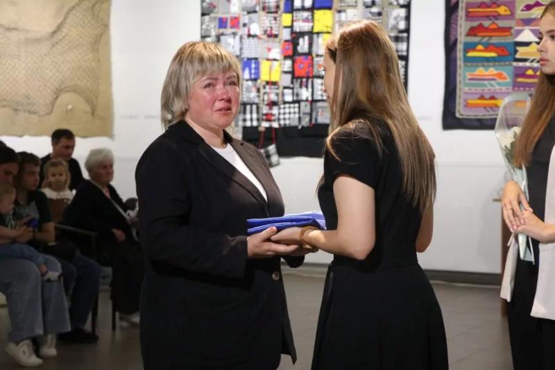 У Полтаві рідним полеглих Захисників і Захисниць передали відзнаки громади