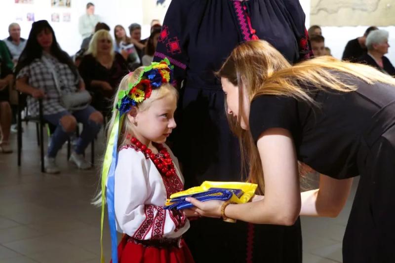 У Полтаві рідним полеглих Захисників і Захисниць передали відзнаки громади